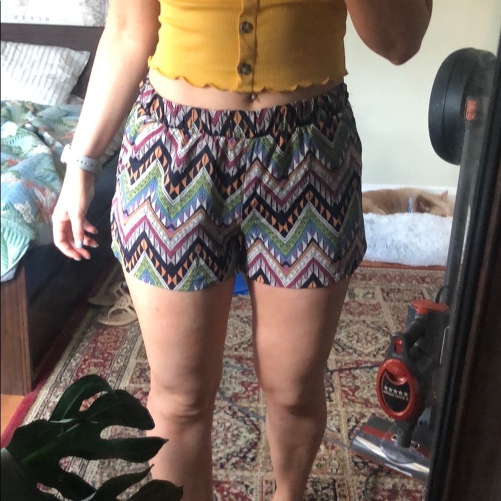 🛍 Patterned shorts with pockets!